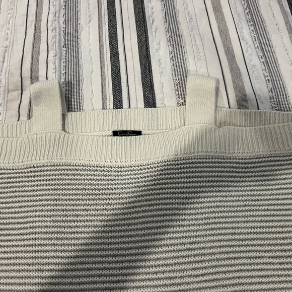 Jessica Simpson sweater, cold shoulder cream with gray stripes, size 1X - Picture 2 of 3